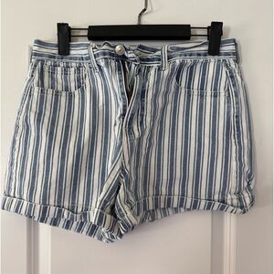 AE Mom Short